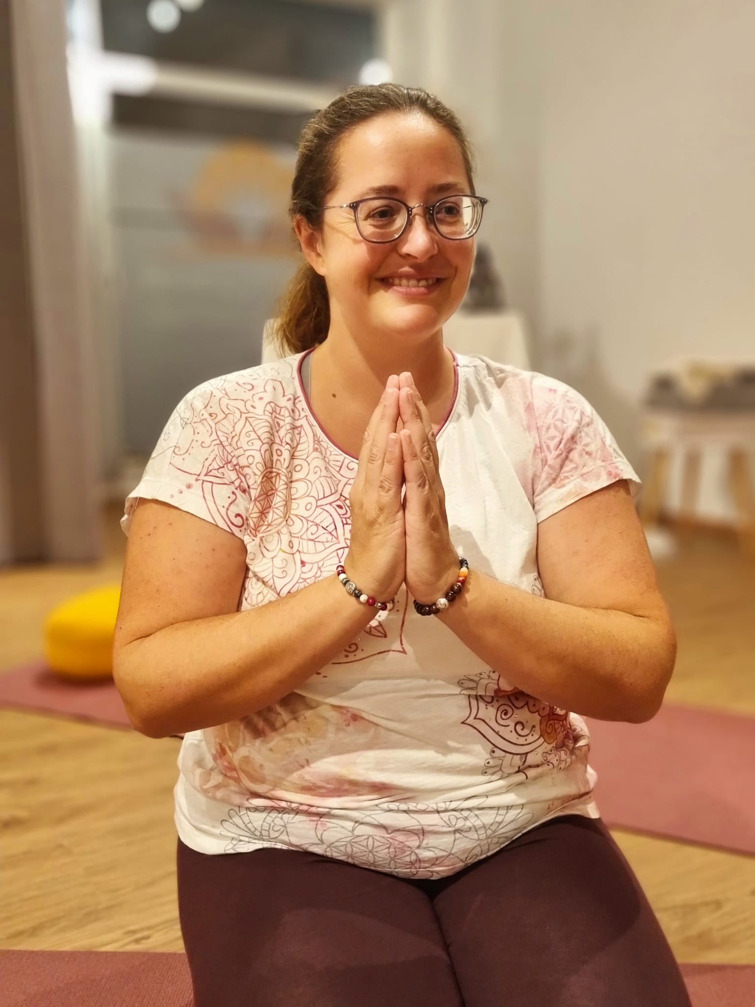 Tanja Loos-Lermer im Yogastudio